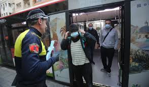 Policía local de Elche repartiendo mascarillas